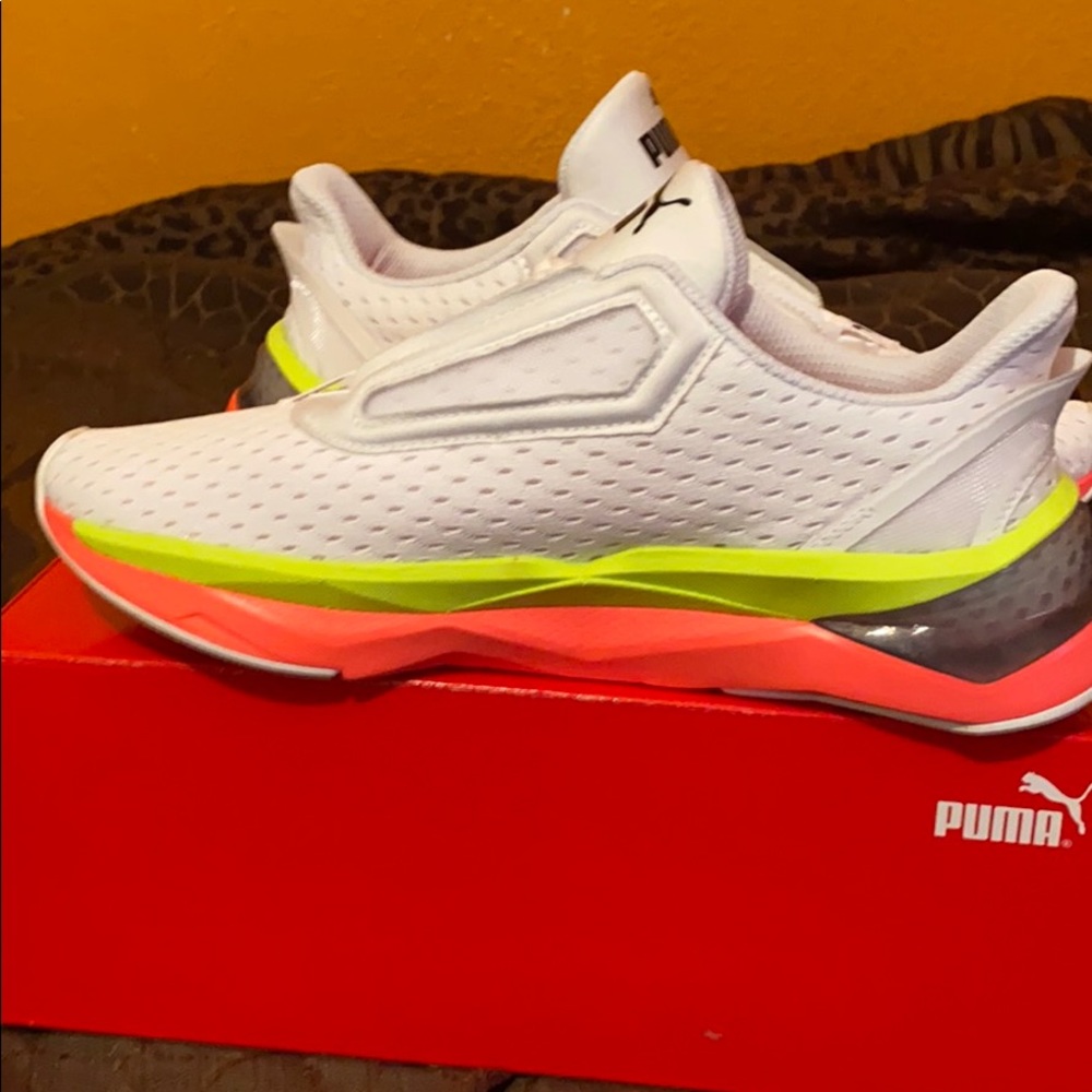Size 8 women’s Puma tennis shoes